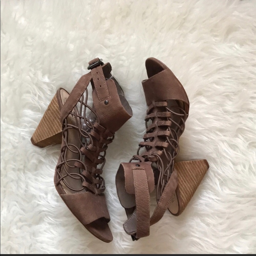 Great cond. genuine leather treated Vince Camuto